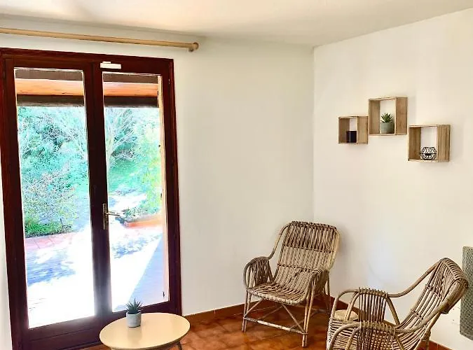 Villa Privée Dans Un Cadre Verdoyant , Piscine Et Grand Jardin *