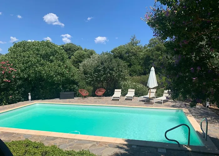 Privée Dans Un Cadre Verdoyant , Piscine Et Grand Jardin *