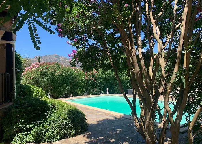 Privée Dans Un Cadre Verdoyant , Piscine Et Grand Jardin *